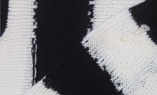 網目が見せるぐらい拡大した白黒横ボーダーのセーター